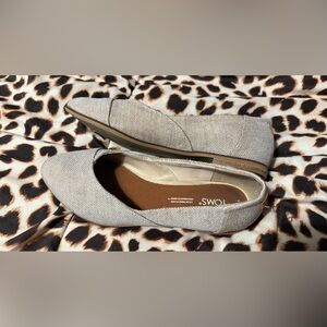 💕TOMS 5.5 Wide Slip Ons💕